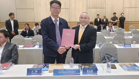 大禹節(jié)水集團(tuán)黨委書記王沖參加在泰國(guó)曼谷舉辦的中國(guó)（甘肅）—泰國(guó)經(jīng)貿(mào)合作推介會(huì)，并在甘肅省省長(zhǎng)任振鶴、泰國(guó)商務(wù)部部長(zhǎng)披猜·那立塔潘等參會(huì)領(lǐng)導(dǎo)見證下，與泰國(guó)中華總商會(huì)簽訂合作協(xié)議。