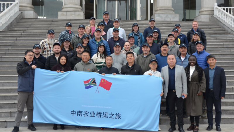 南非代表團(tuán)到訪大禹節(jié)水集團(tuán) 共拓中非智慧農(nóng)業(yè)與水資源合作新局