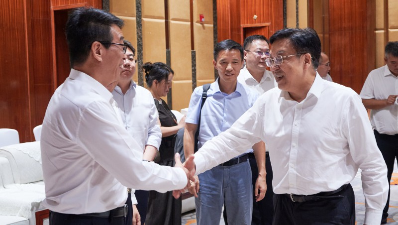 王沖出席 2025 中國產(chǎn)業(yè)轉(zhuǎn)移發(fā)展對接活動（海南） 與海南省委書記馮飛會談共探水務(wù)合作新機(jī)遇